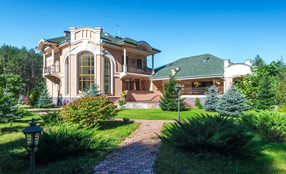 Real Estate as a Core Wealth Pillar (Image Credits: Pexels)