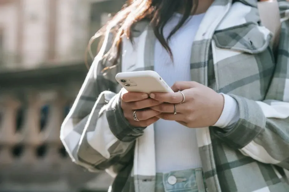 10. They never check their phone or seem distracted before their turn (Image Credits: Pexels)