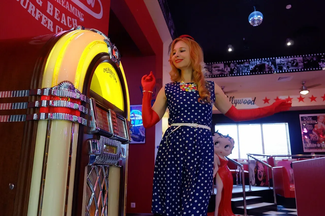 6. The Jukebox Blunder (Image Credits: Pixabay)