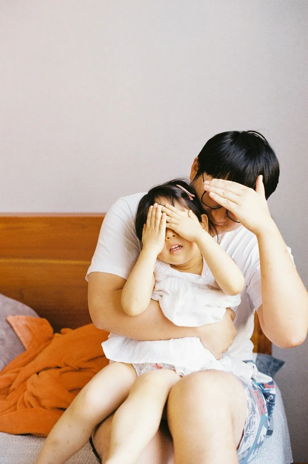 Attachment Anxiety and the Fear of Being Forgotten (Image Credits: Unsplash)
