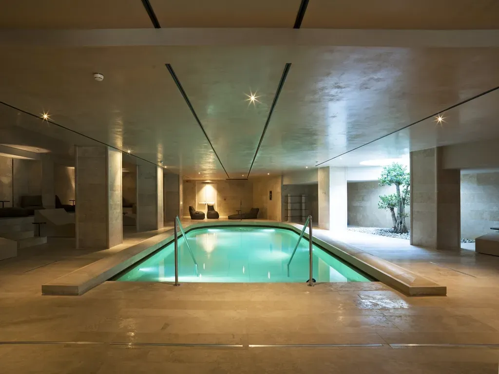 Sunset Boulevard traded a talking corpse for a swimming pool (Image Credits: Rawpixel)