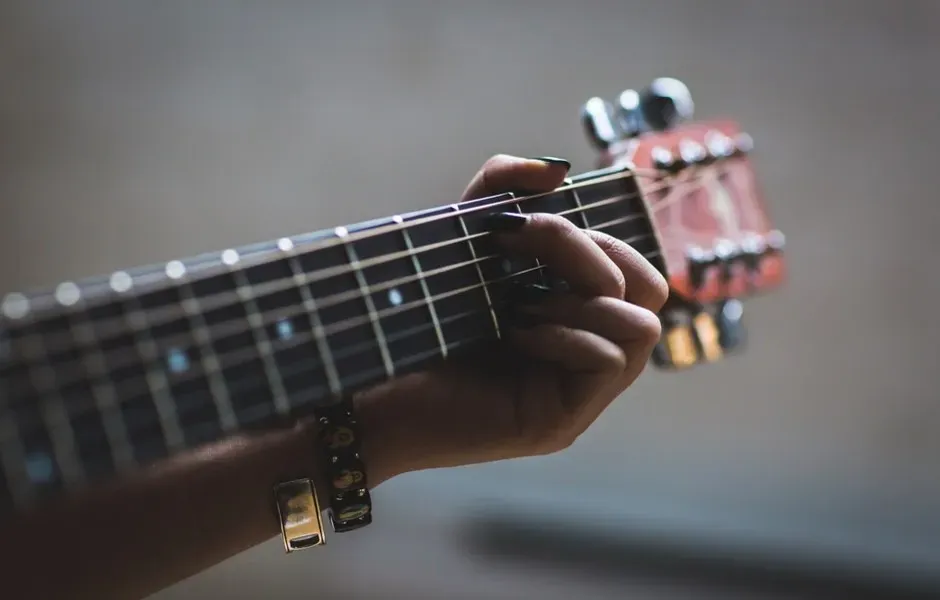 5. Joni Mitchell - Polio, a Weak Hand, and the Birth of Open Tuning (Image Credits: Pexels)