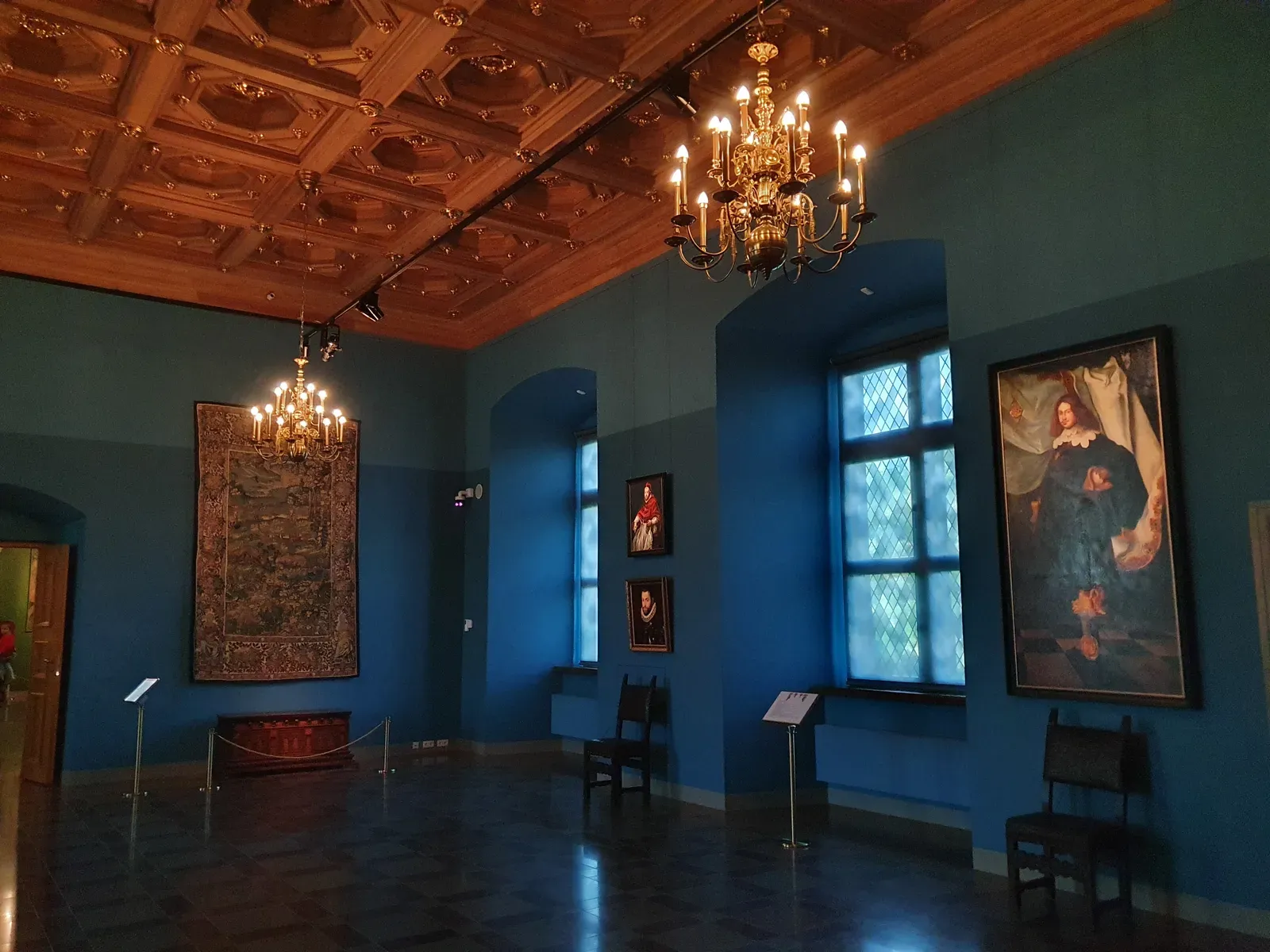 Bold Jewel Tones and Saturated Brights: Energy That Refuses to Be Ignored (Image Credits: Wikimedia)