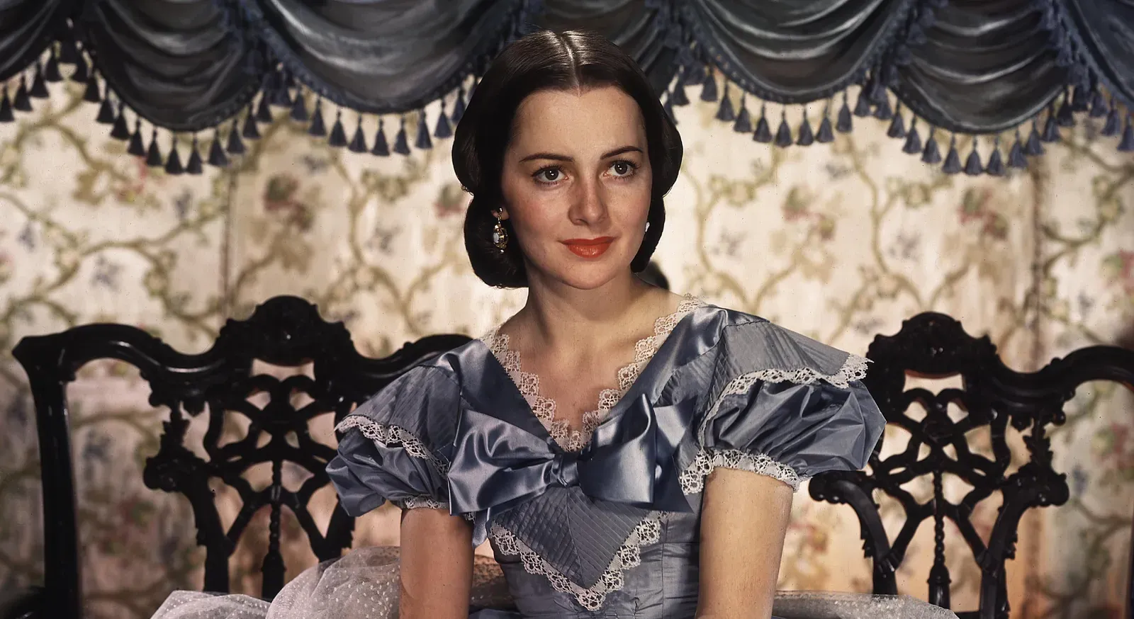 2. Olivia de Havilland and Joan Fontaine (Image Credits: Wikimedia)