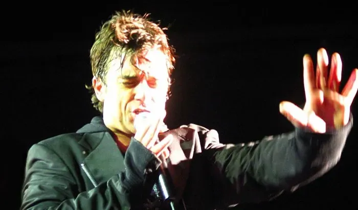 7. Robbie Williams: From Boy Band Exit to British Solo Superstar (Image Credits: Wikimedia)