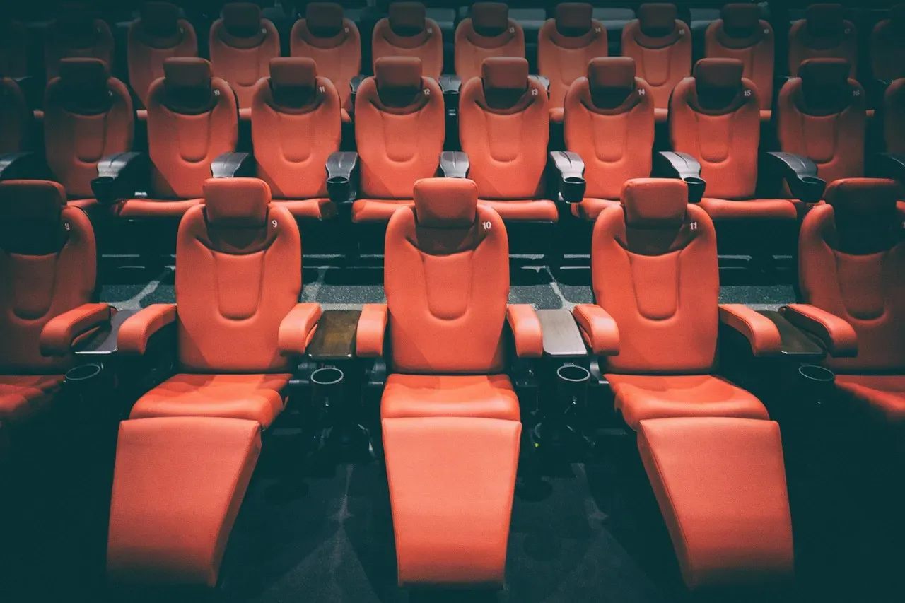 Leaving Trash Under the Seat (Image Credits: Pixabay)
