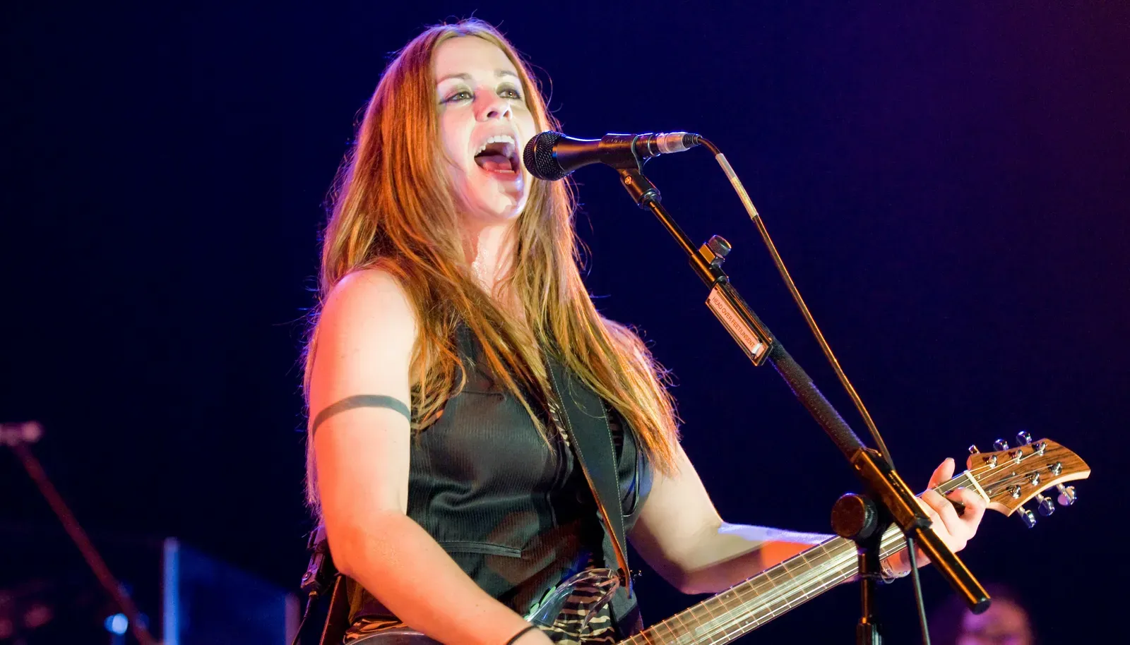 3. Alanis Morissette – "You Oughta Know" (1995) (Image Credits: Wikimedia)