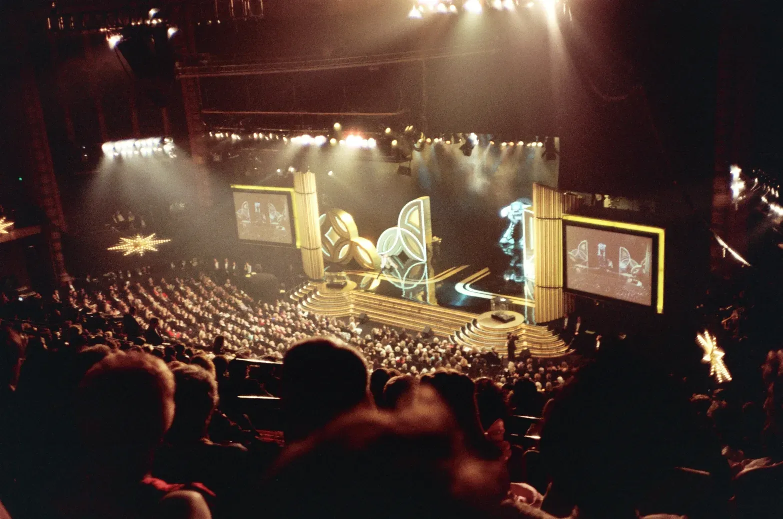 The envelope mix up that stole Moonlight's moment (Stage during telecast

Uploaded by MaybeMaybeMaybe, CC BY 2.0)