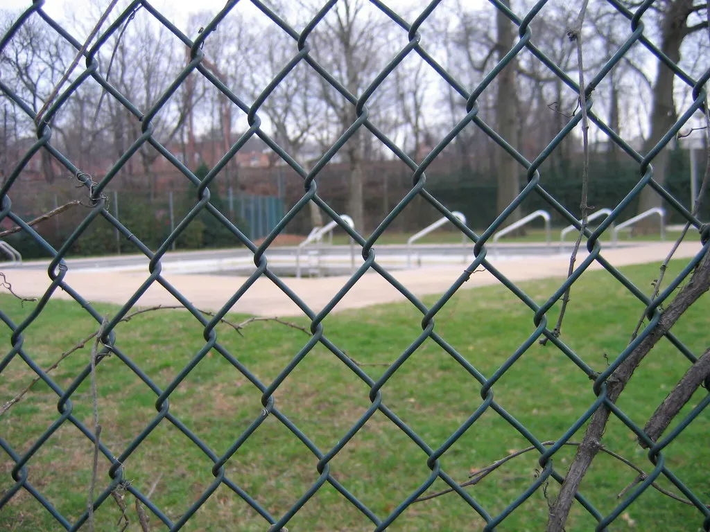 Fence Height and Barrier Requirements (Hello Turkey Toe, Flickr, CC BY 2.0)
