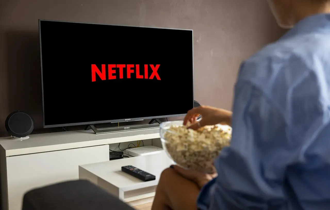 4. Binge-Watching Until Late at Night (Image Credits: Pixabay)