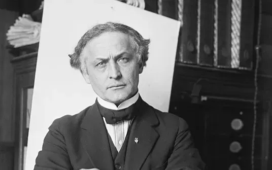 Harry Houdini: The Escape Artist Who Defined an Era (Image Credits: Wikimedia)