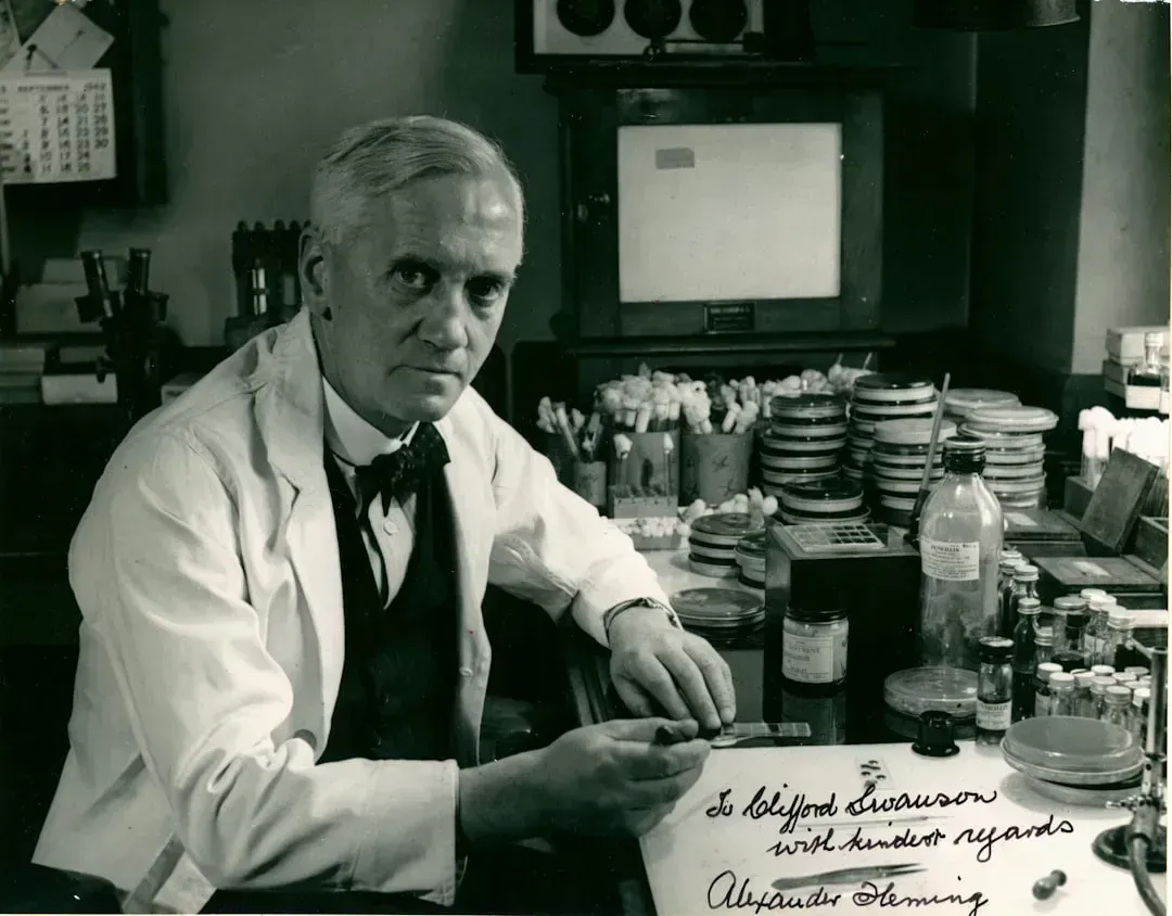 1. Penicillin: The Messy Lab That Changed Medicine Forever (Image Credits: Unsplash)