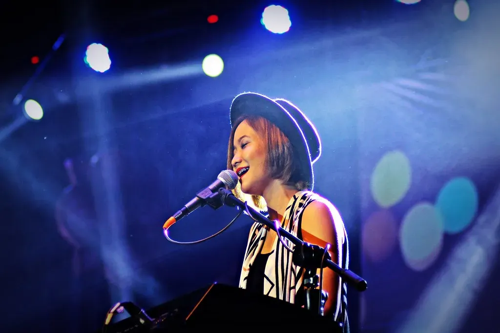 The Viral Singing Challenge: How It Took Over (Mas Agung Wilis Yudha Baskoro, Flickr, CC BY 2.0)