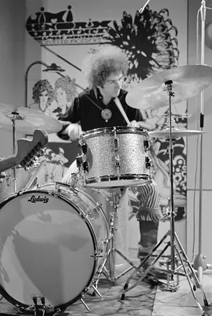 12. Mitch Mitchell - "Fire" (The Jimi Hendrix Experience, 1967) (Beeld en Geluidwiki - Gallery: Hoepla Archief Beeld en Geluid, catalogusnummer 67455081, fotonummer 17 (cropped), CC BY-SA 3.0 nl)