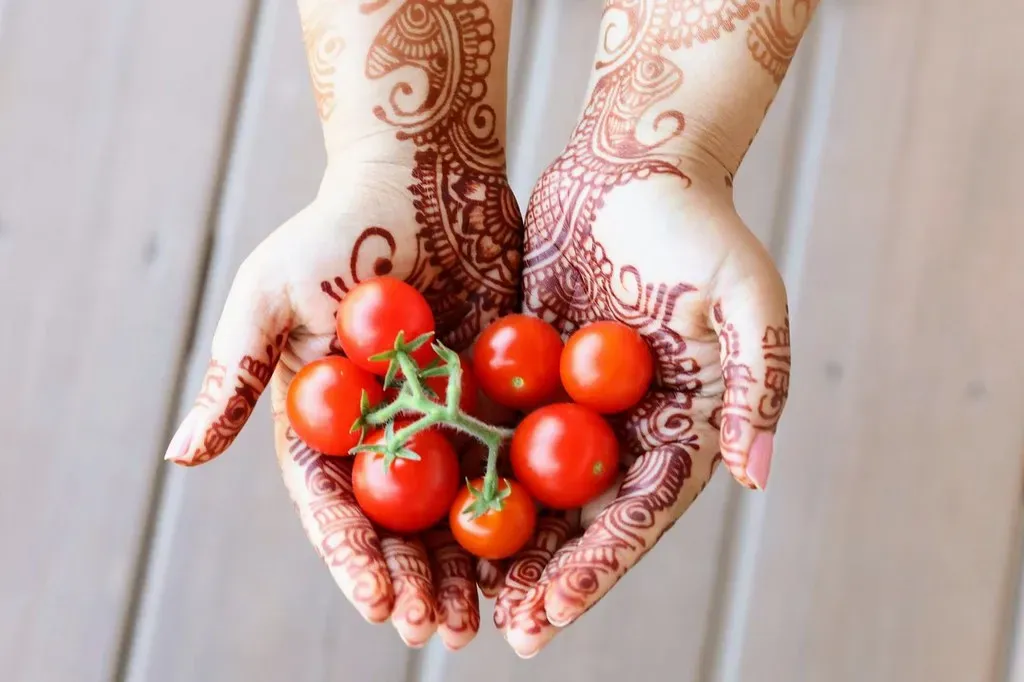 2. "Farm-Fresh" - But Which Farm, Exactly? (spurekar, Flickr, CC BY 2.0)