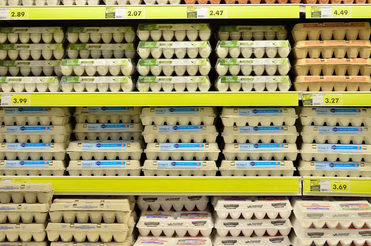 1. Eggs: The Most Dramatic Price Story in a Generation (Image Credits: Pixabay)