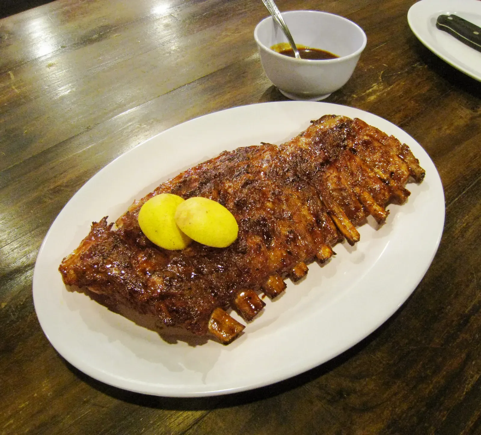 4. Applebee's BBQ Riblets Platter: Barbecue Overload With a Sugary Sting (Image Credits: Wikimedia)