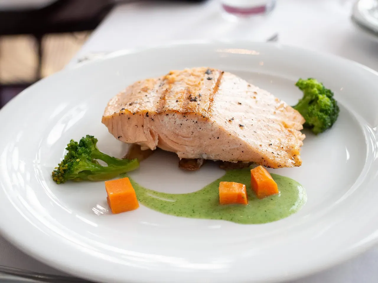 8. Salmon and Broccoli: A Bone-Health Duo That Works at Two Levels (Image Credits: Pixabay)