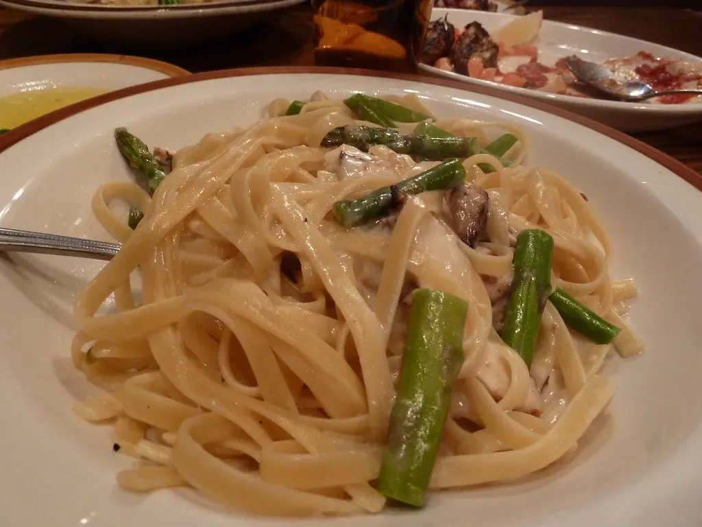 3. Fettuccine Alfredo: Butter, Cream, and Regret (Image Credits: Flickr)