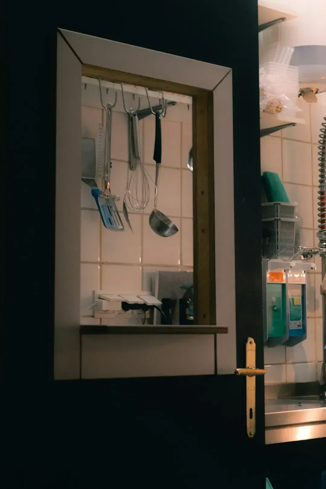 What a Quick Look at the Kitchen Door Actually Tells You (Image Credits: Unsplash)