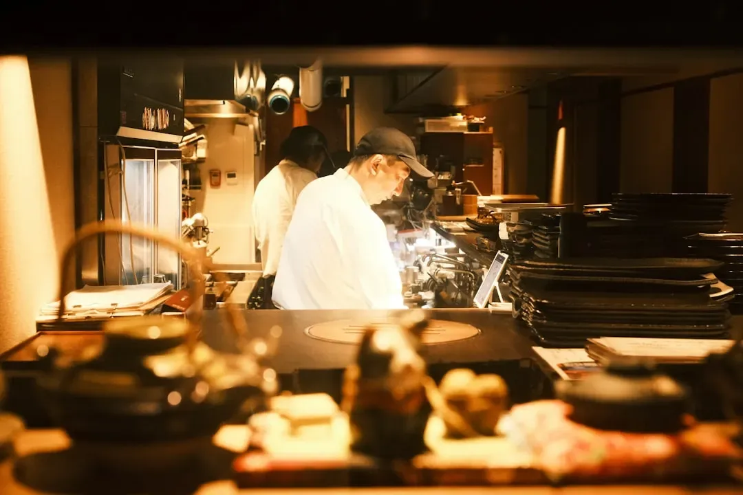 The Dinner Rush Window Is the Most Dangerous Time to Arrive (Image Credits: Unsplash)