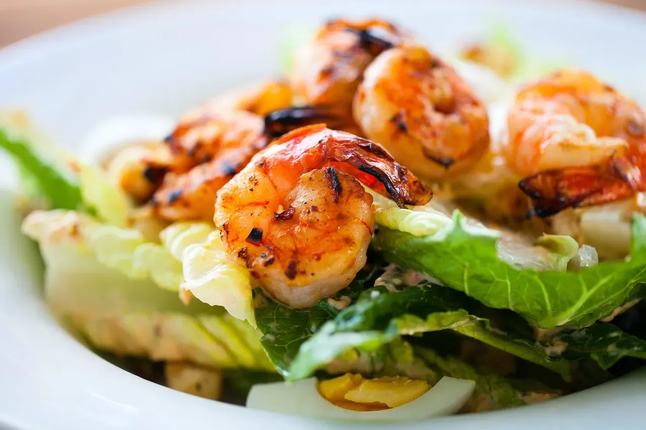 Applebee's Grilled Shrimp 'N Spinach Salad (Image Credits: Pixabay)