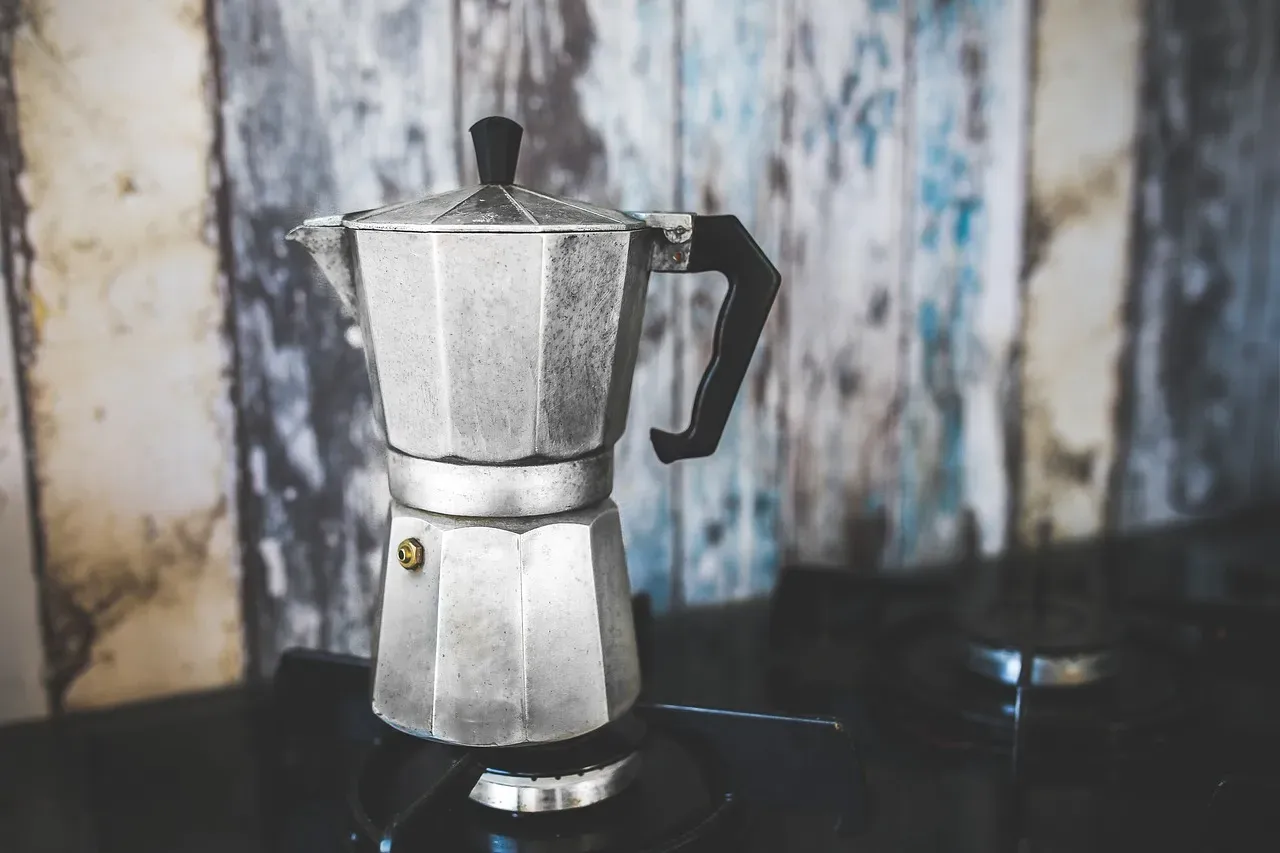 Percolator Coffee Pots: Brewing Before the Drip Revolution (Image Credits: Pixabay)