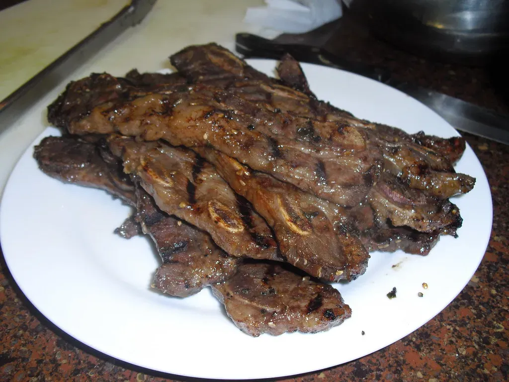 6. Overloaded Calorie Bomb Platters With Misleading Descriptions (Image Credits: Flickr)