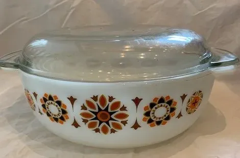 Vintage Pyrex Patterns That Command Shocking Prices (Image Credits: Wikimedia)