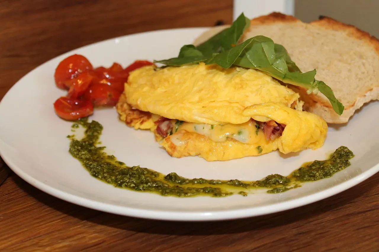 4. The Restaurant Omelet: A Breakfast Markup That Stings (Image Credits: Pixabay)