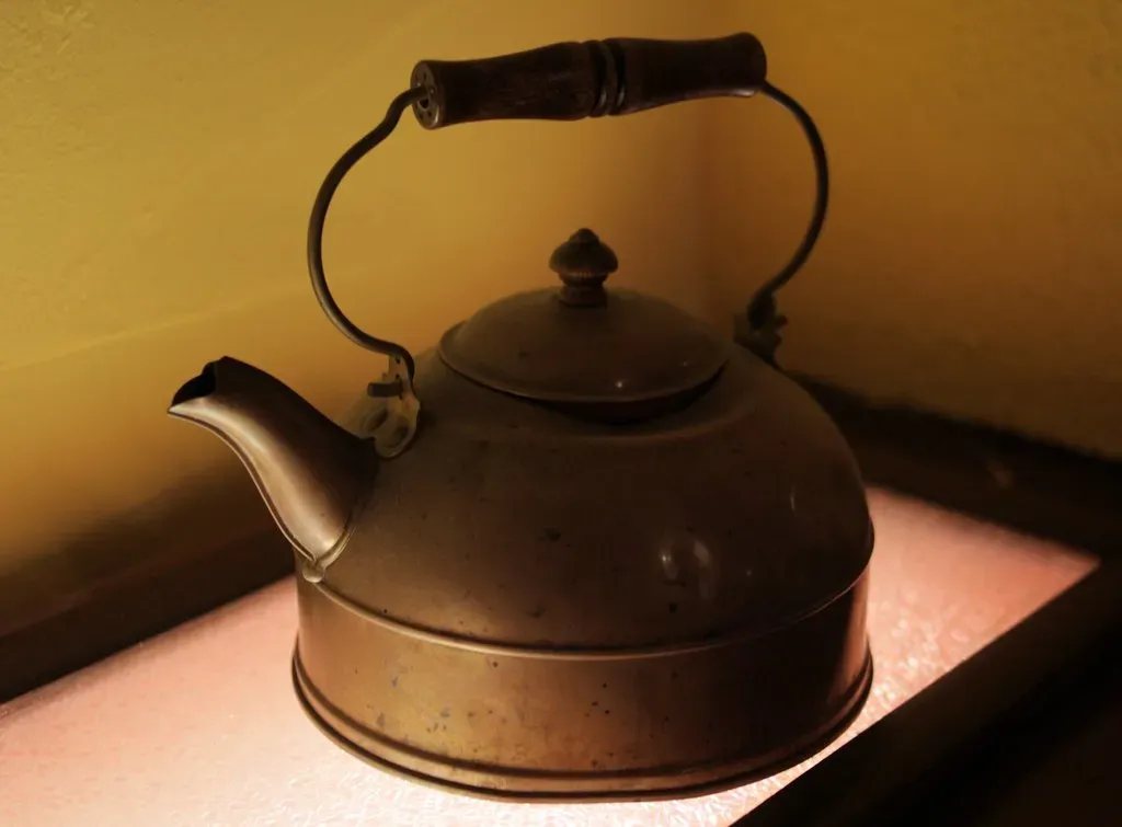 Antique Tea Kettles and Coffee Pots (Image Credits: Flickr)
