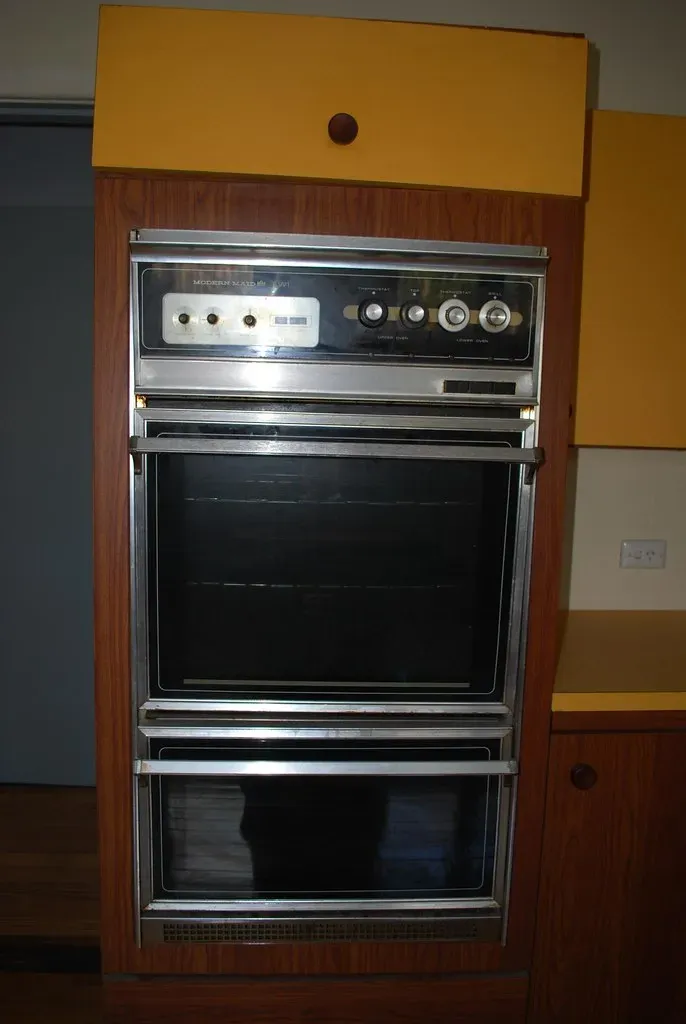 5. Wall Ovens: The Smart Baker's Secret Weapon (avlxyz, Flickr, CC BY-SA 2.0)