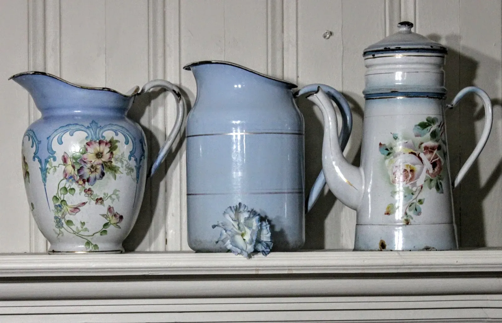 Vintage Enamelware and Graniteware (Image Credits: Wikimedia)