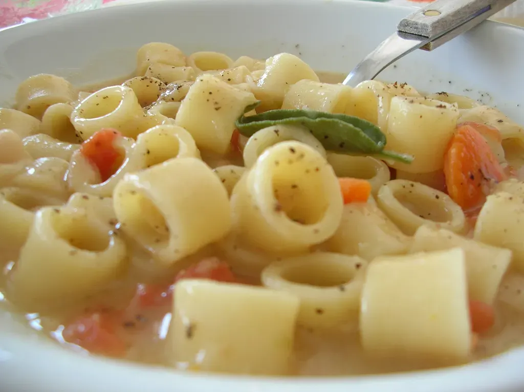 2. Pasta e Fagioli: Italy's Greatest Frugal Secret (pasta e fagioli rapida, CC BY-SA 2.0)