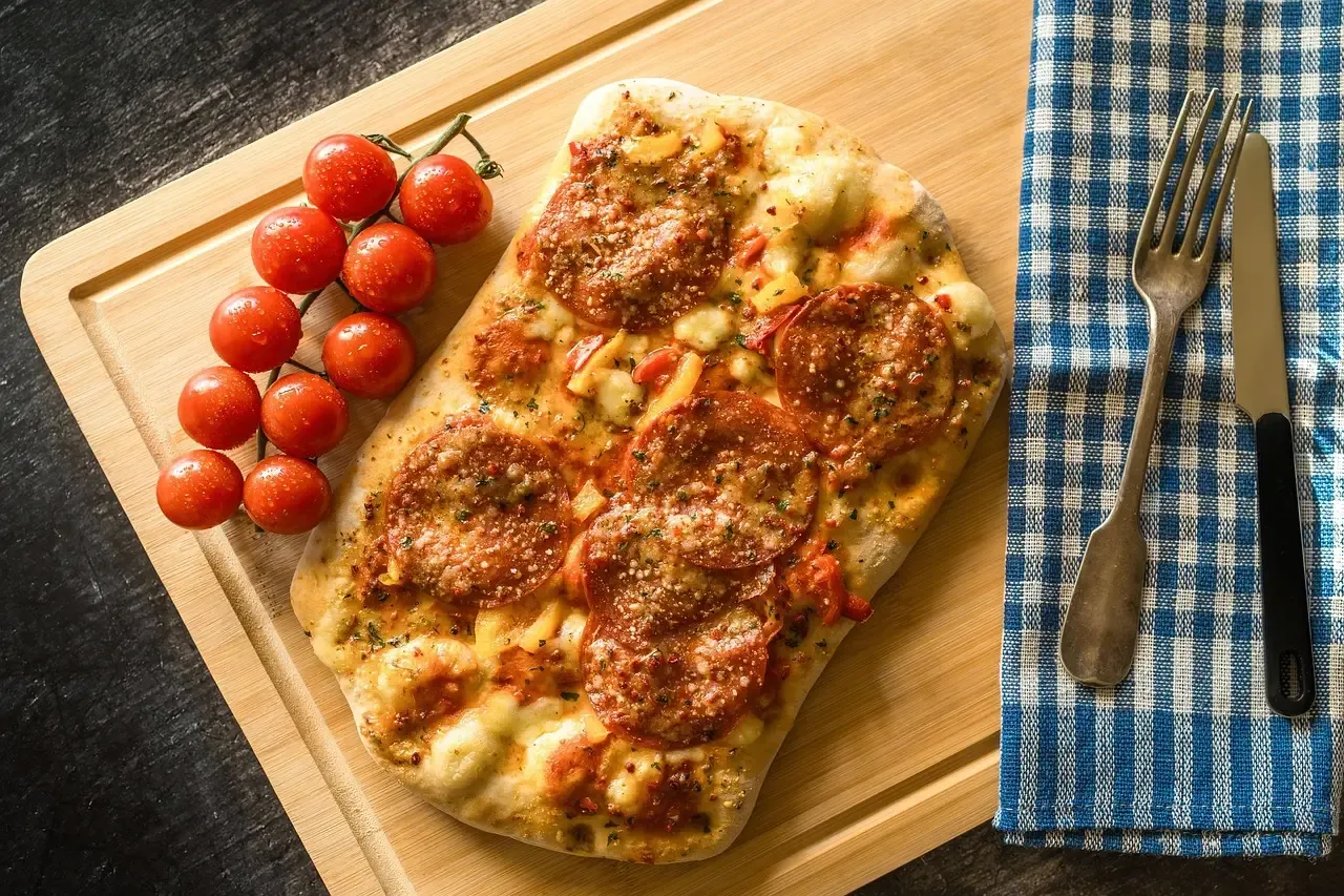 Rectangular Pizza With Processed Cheese Food (Image Credits: Pixabay)