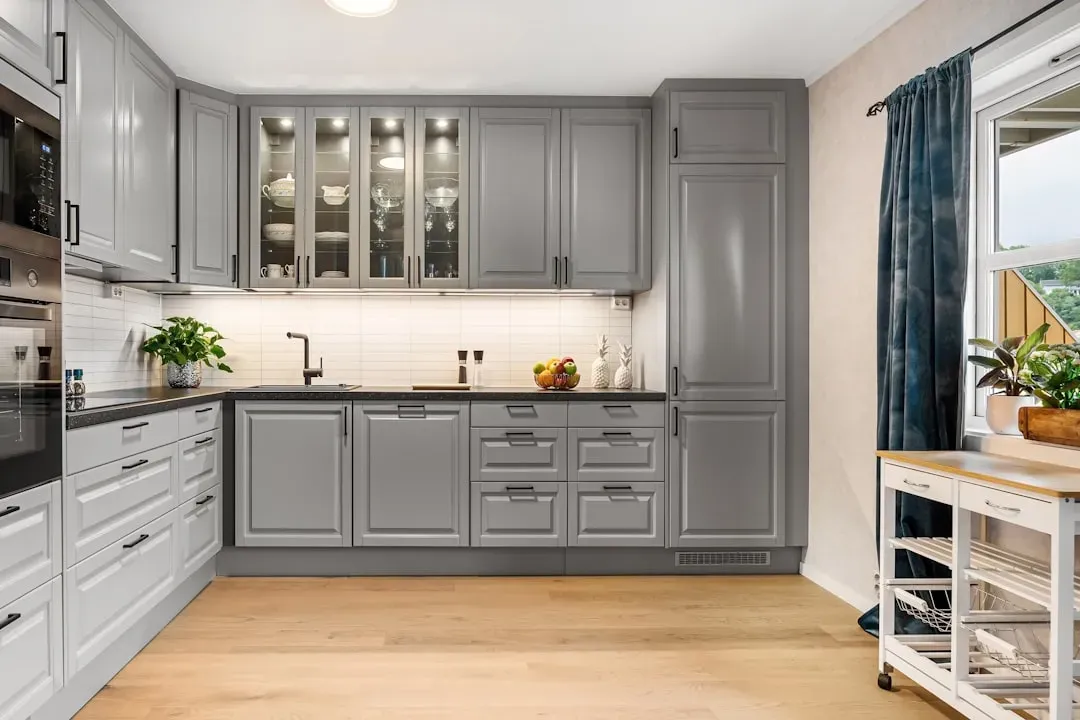 Cool Gray Cabinets and Finishes (Image Credits: Unsplash)