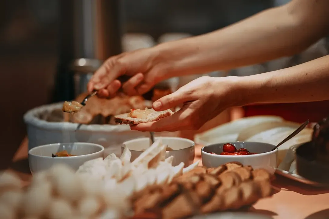 6. Touching Food With Bare Hands (And Sometimes Putting It Back) (Image Credits: Unsplash)