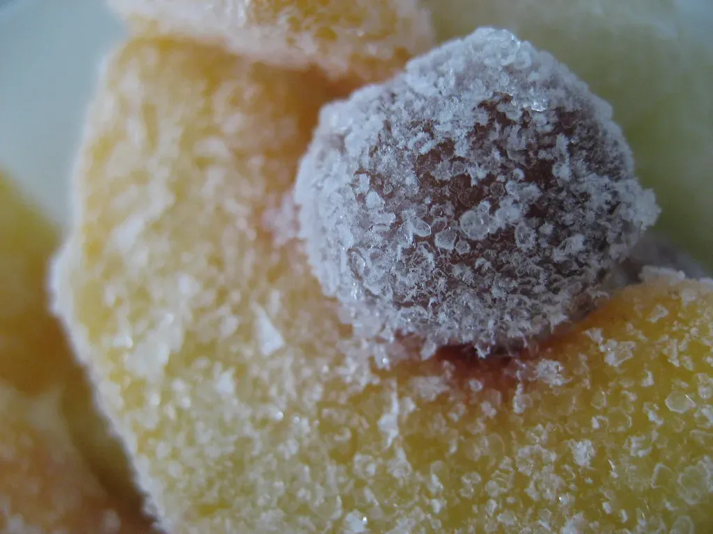 The Real Difference Between Small And Large Ice Crystals (Tessss, Flickr, CC BY 2.0)