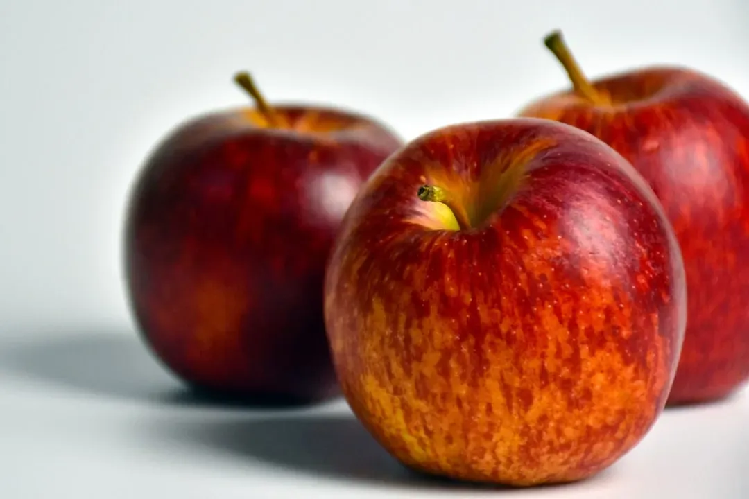 7. Apples: The Whole Fruit Rule Matters (Image Credits: Unsplash)