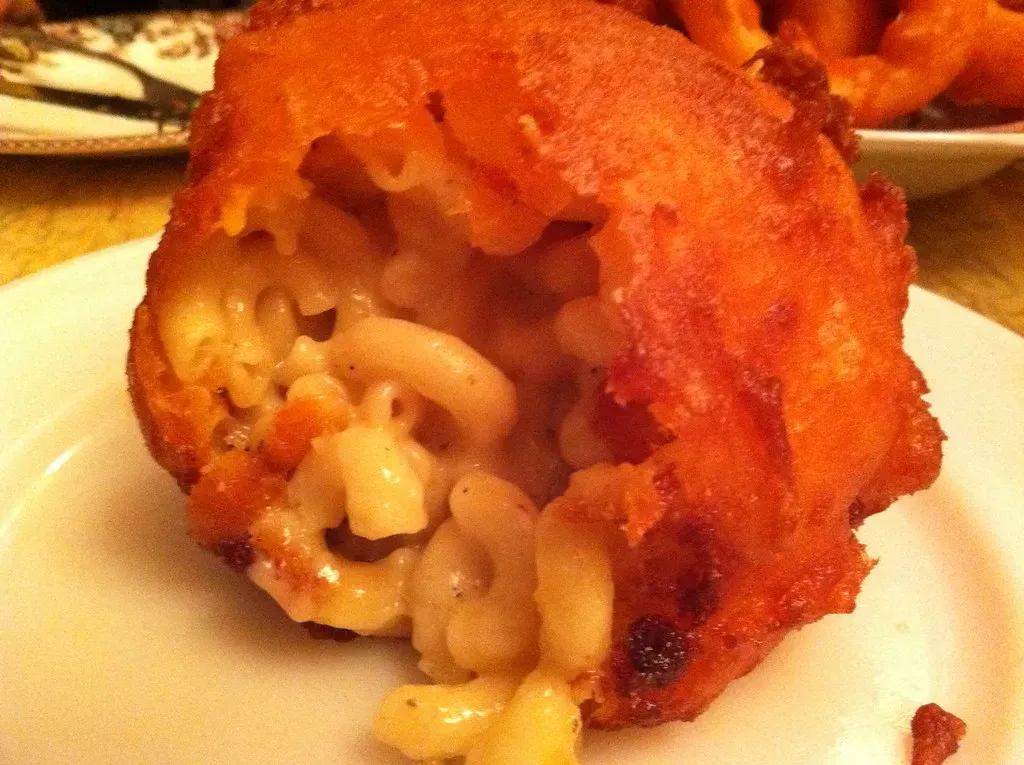 11. Cheesecake Factory Fried Macaroni and Cheese: A Side Dish That Outpaces Entrees (Image Credits: Flickr)