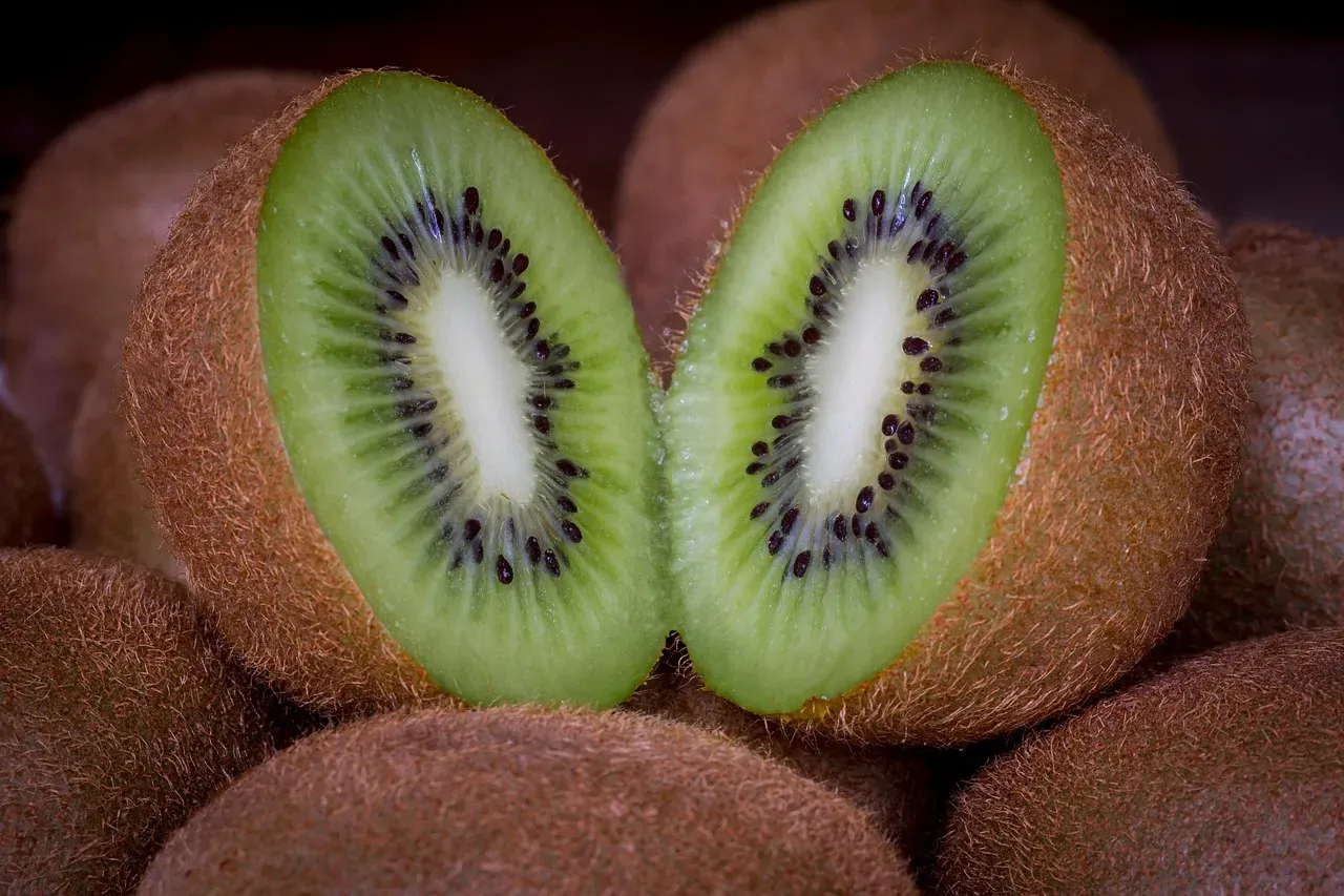 2. Kiwifruit: The Little Green Sleeper (Image Credits: Pixabay)