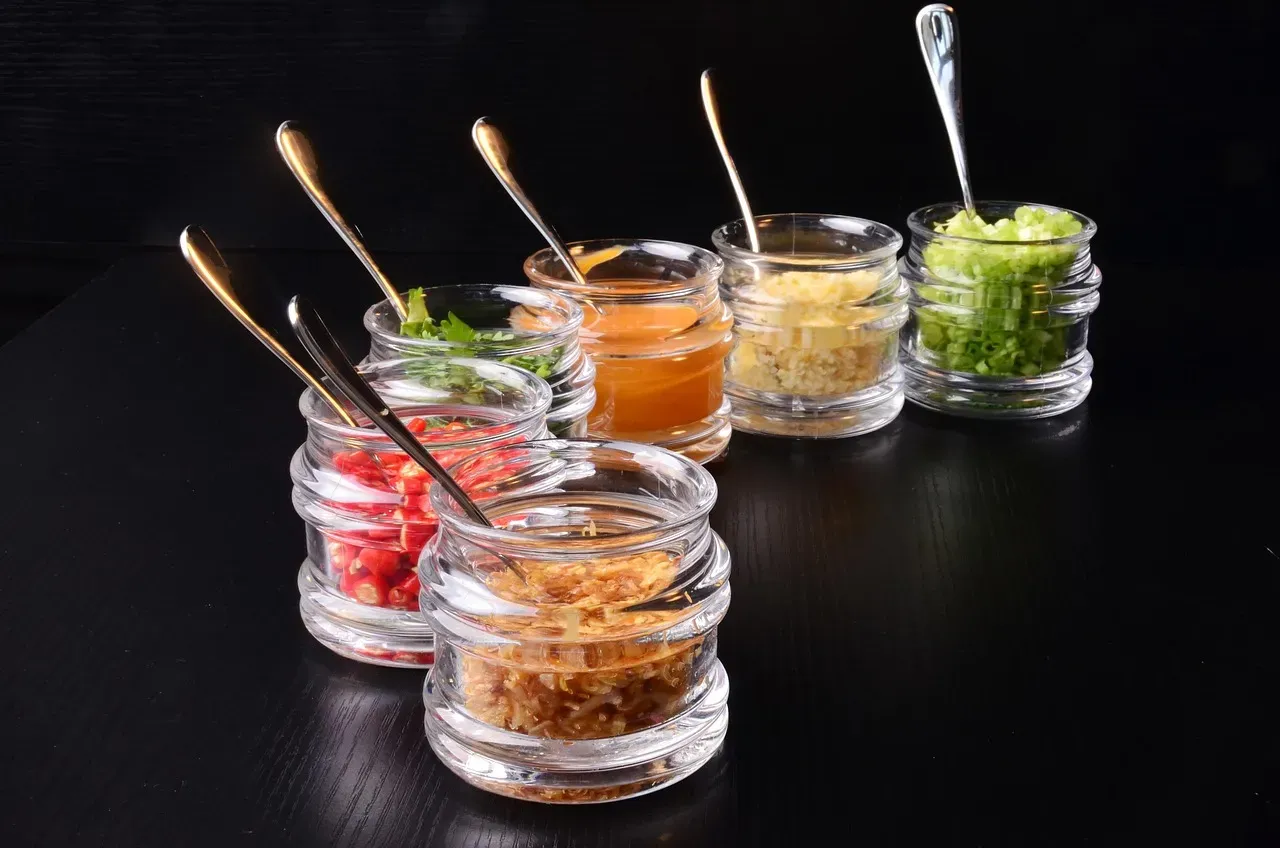 9. "House-Made" Hot Sauce and Condiments With a Commercial Base (Image Credits: Pixabay)