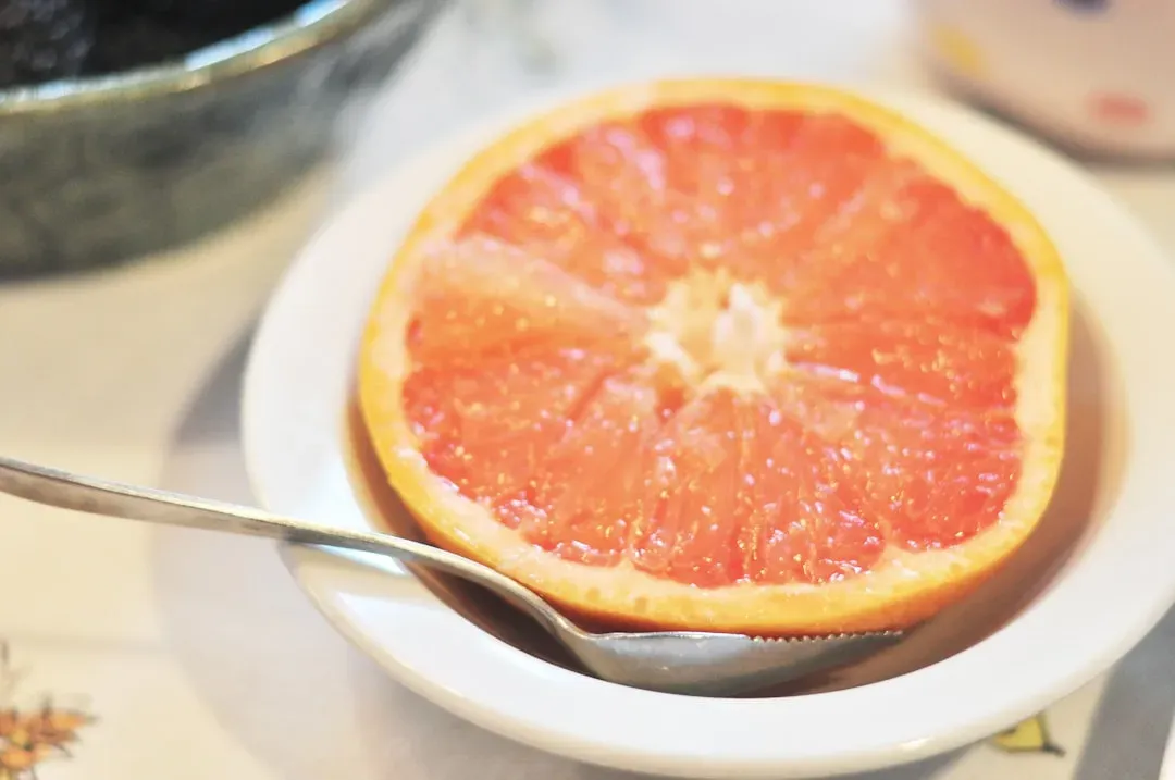 9. Grapefruit and Grapefruit Juice: The Medication Interaction Nobody Talks About (Image Credits: Unsplash)
