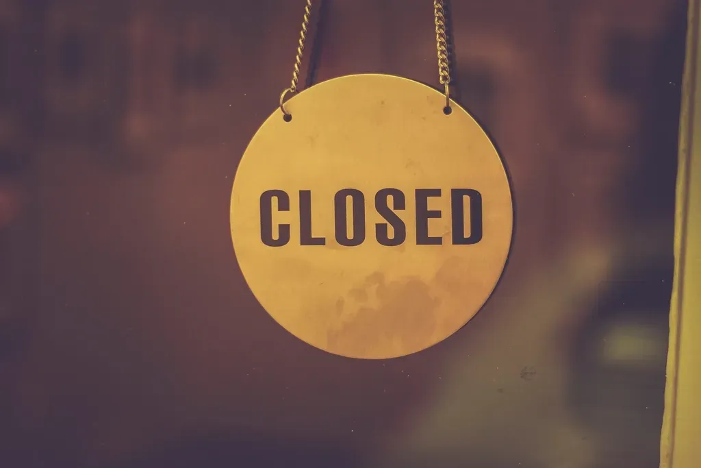 4. TGI Fridays - Happy Hour Is Over, Permanently (Image Credits: Rawpixel)