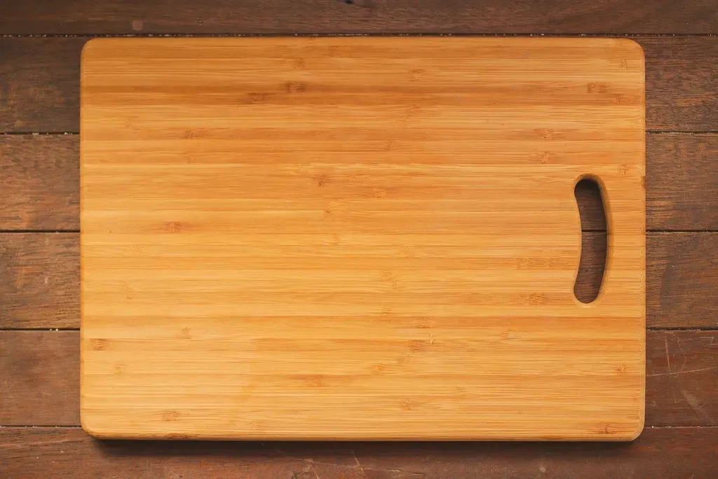 Using the Same Cutting Board for Everything (Image Credits: Rawpixel)