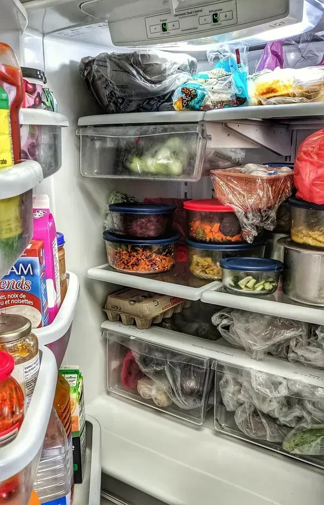 2. Food Waste Quietly Devours Your Savings (Image Credits: Flickr)