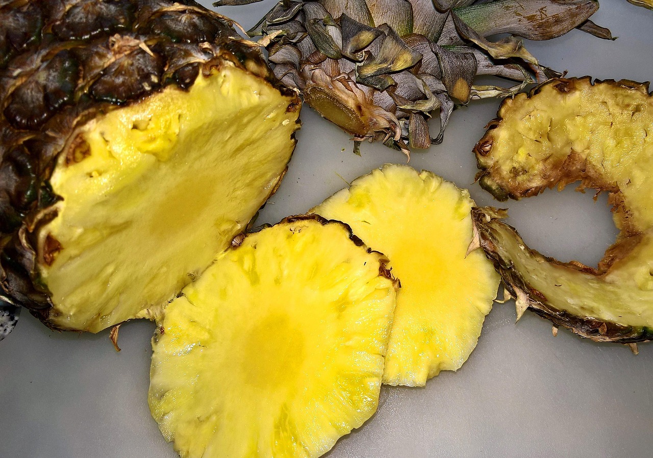 Pineapple: Enzyme Power and Tropical Benefits (image credits: pixabay)