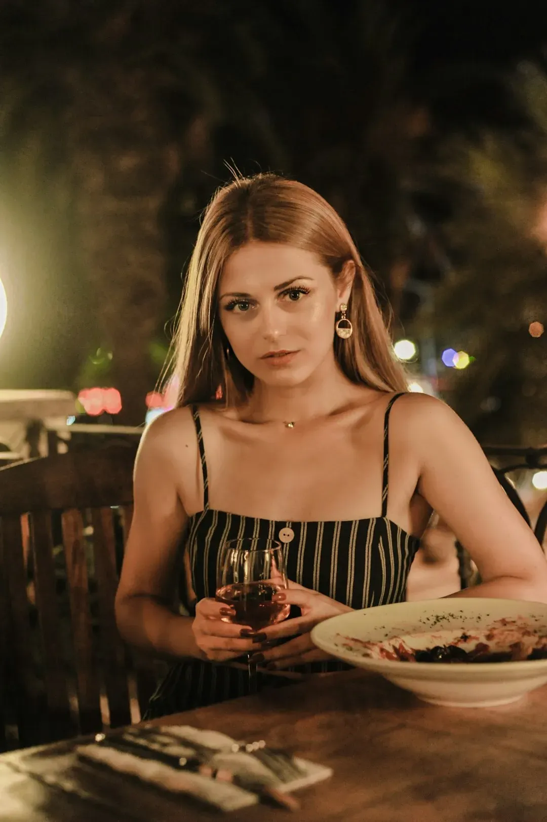 Your Initial Greeting and Eye Contact Patterns (Image Credits: Unsplash)