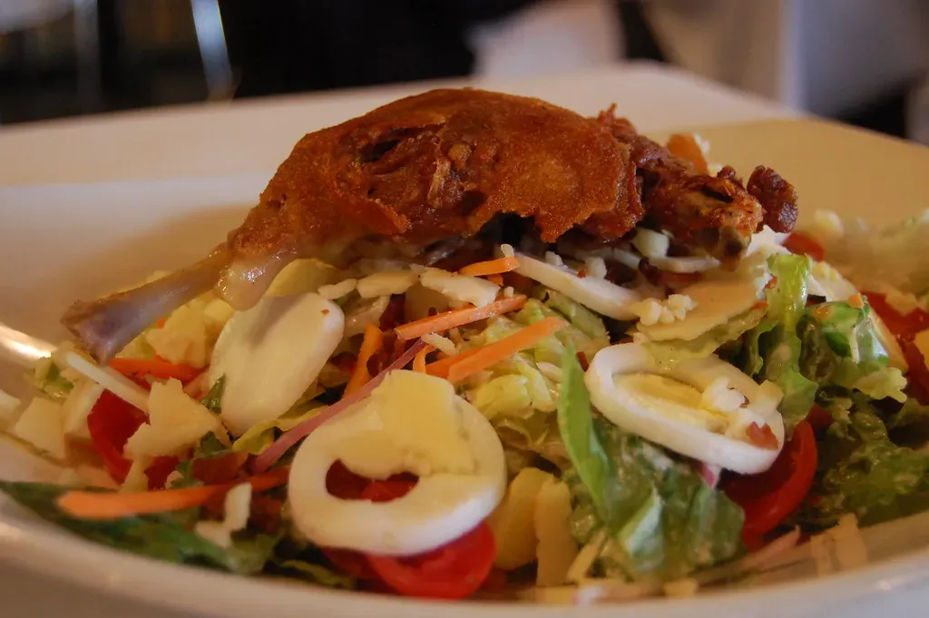 5. The Restaurant Salad: Not the Healthy Hero You Think (Image Credits: Flickr)