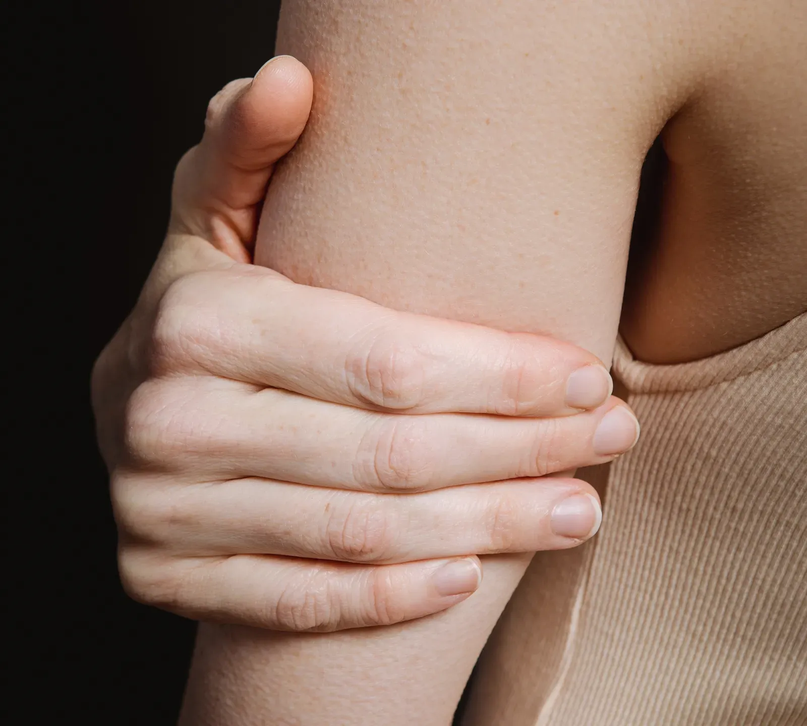 Symptom #7: Hair Loss and Changes in Nail Color (Image Credits: Wikimedia)